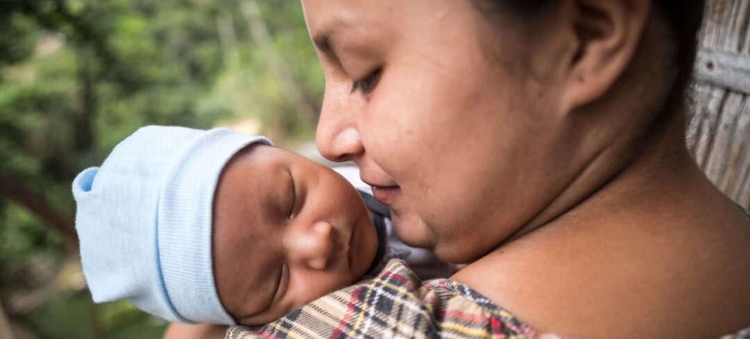 El coronavirus golpea tres veces a la mujeres: por la salud, por la violencia doméstica y por cuidar de los otros