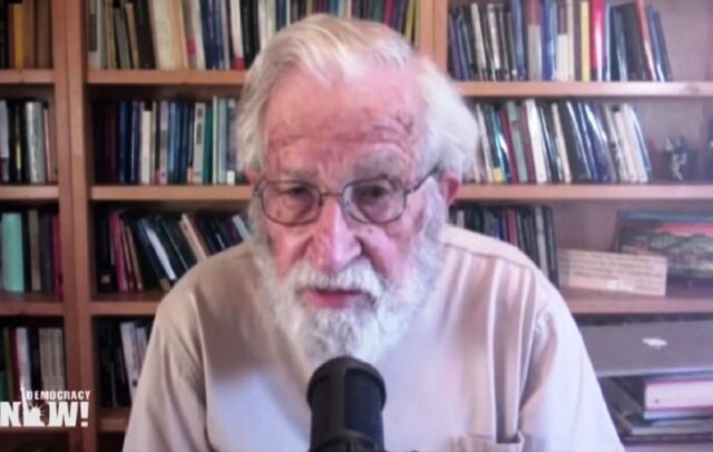 Noam Chomsky durante la entrevista
