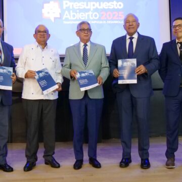 Juan Castillo, director ejecutivo de Fundación Solidaridad hace entrega del informe de la Encuesta de Presupuesto Abierto 2025 al ministro administrativo de la Presidencia, Andrés Bautista y a José Rijo Presbot, director general de la DIGEPRES.