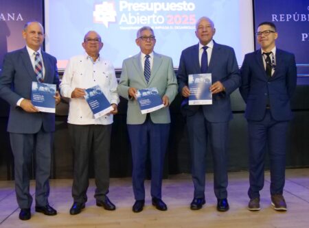 Juan Castillo, director ejecutivo de Fundación Solidaridad hace entrega del informe de la Encuesta de Presupuesto Abierto 2025 al ministro administrativo de la Presidencia, Andrés Bautista y a José Rijo Presbot, director general de la DIGEPRES.