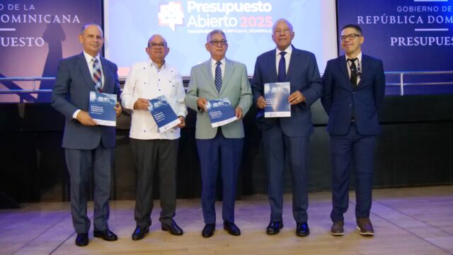 Juan Castillo, director ejecutivo de Fundación Solidaridad hace entrega del informe de la Encuesta de Presupuesto Abierto 2025 al ministro administrativo de la Presidencia, Andrés Bautista y a José Rijo Presbot, director general de la DIGEPRES.