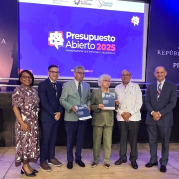 Juan Castillo, director ejecutivo de Fundación Solidaridad hace entrega del informe de la Encuesta de Presupuesto Abierto 2025 al ministro administrativo de la Presidencia, Andrés Bautista y a José Rijo Presbot, director general de la DIGEPRES.