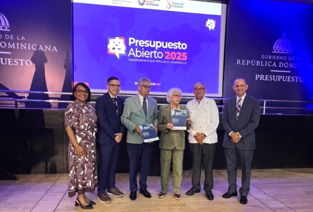Juan Castillo, director ejecutivo de Fundación Solidaridad hace entrega del informe de la Encuesta de Presupuesto Abierto 2025 al ministro administrativo de la Presidencia, Andrés Bautista y a José Rijo Presbot, director general de la DIGEPRES.